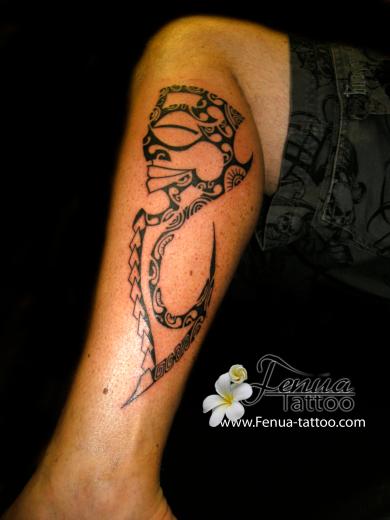 14b°) tattoo polynesien sur la jambe